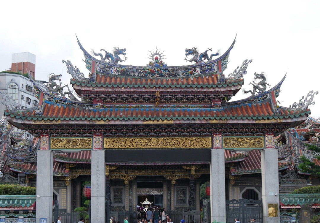 台湾龙山寺的石雕山门有何特色
