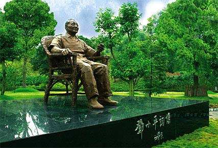邓小平坐像雕像