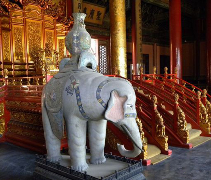 宫殿大象雕塑