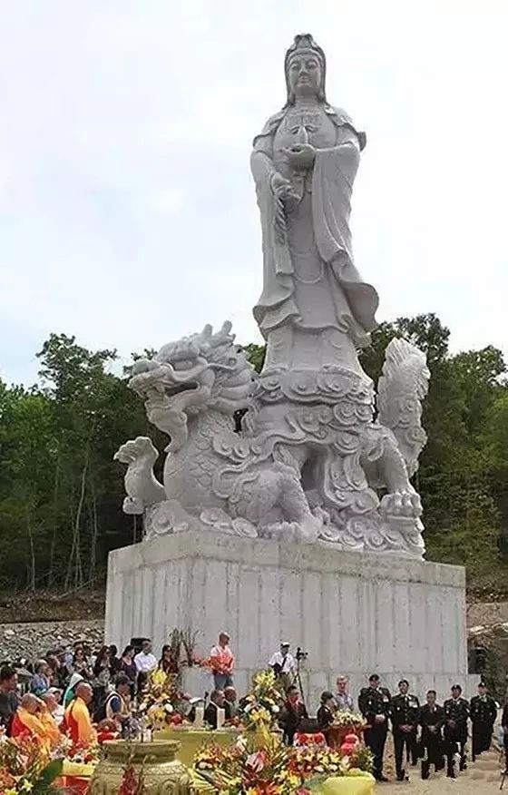 骑龙观音石雕像