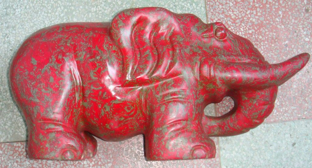 鸡血红大象雕塑